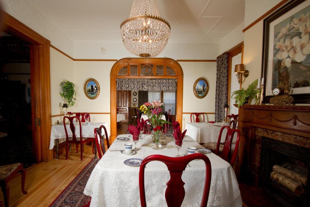 Victoria'S Historic Inn Wolfville Extérieur photo