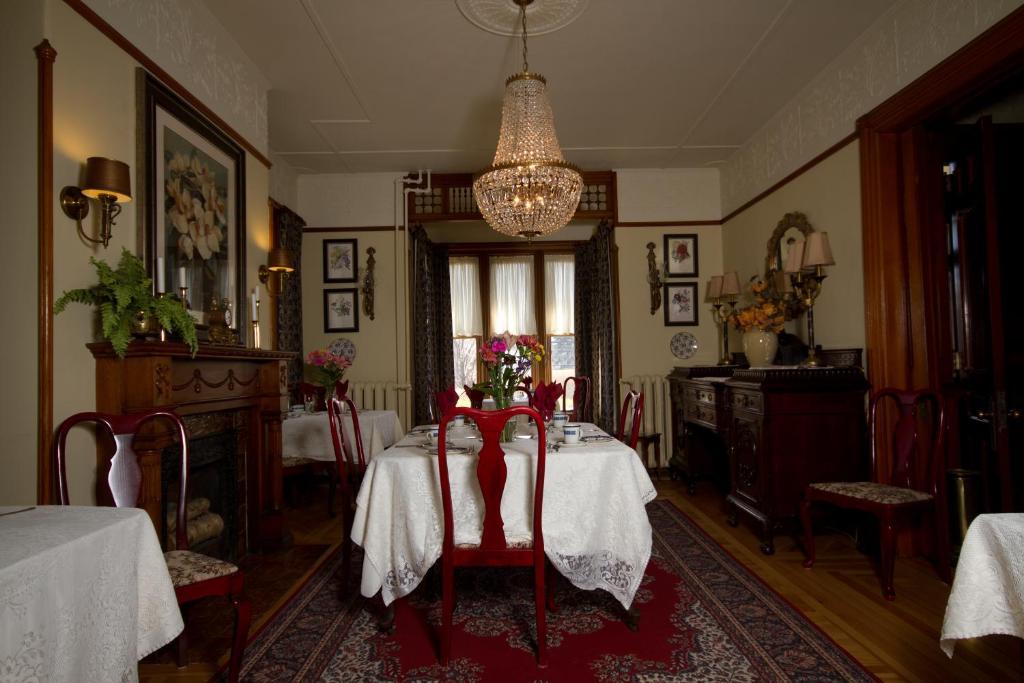 Victoria'S Historic Inn Wolfville Extérieur photo