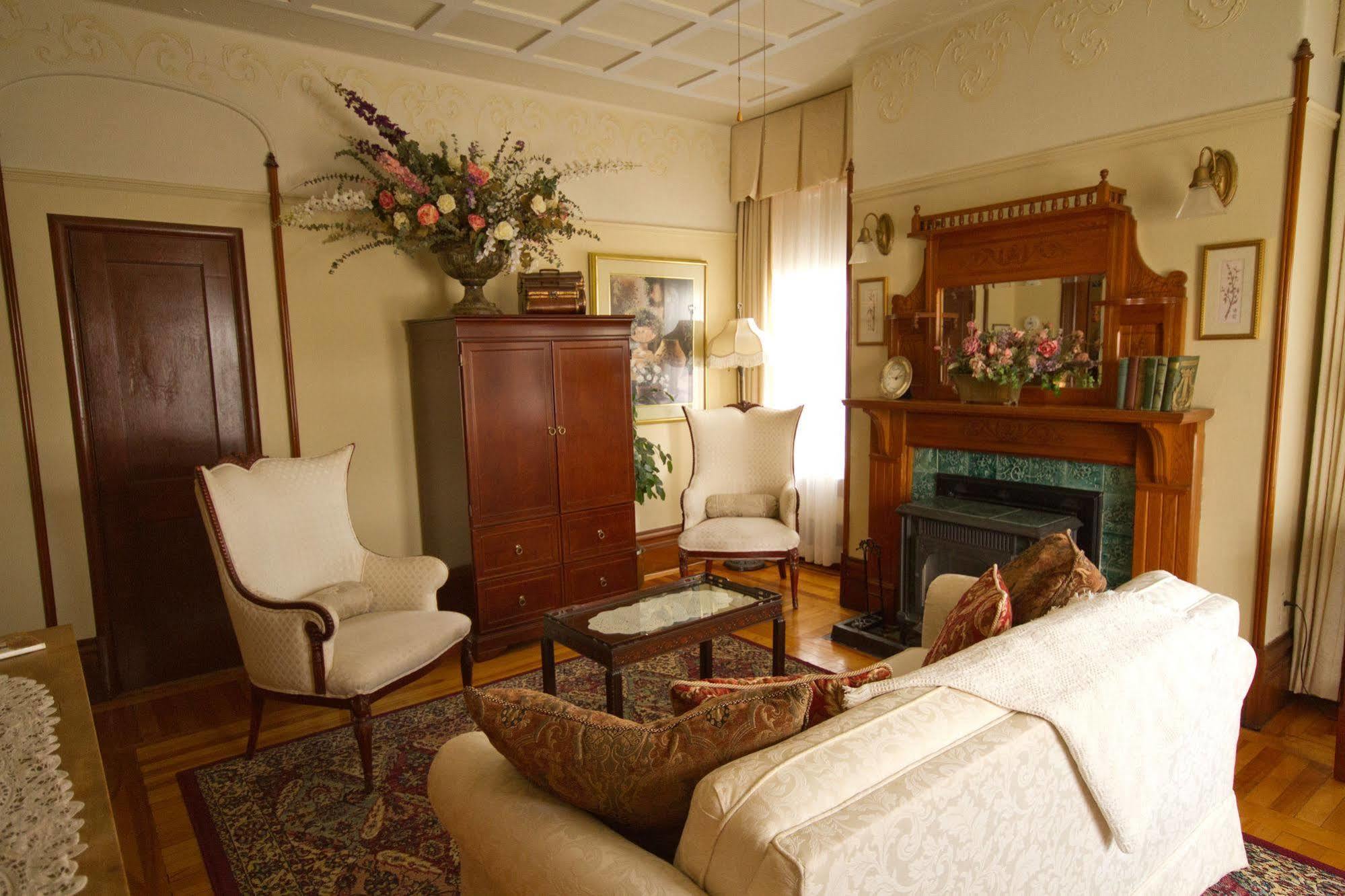 Victoria'S Historic Inn Wolfville Extérieur photo