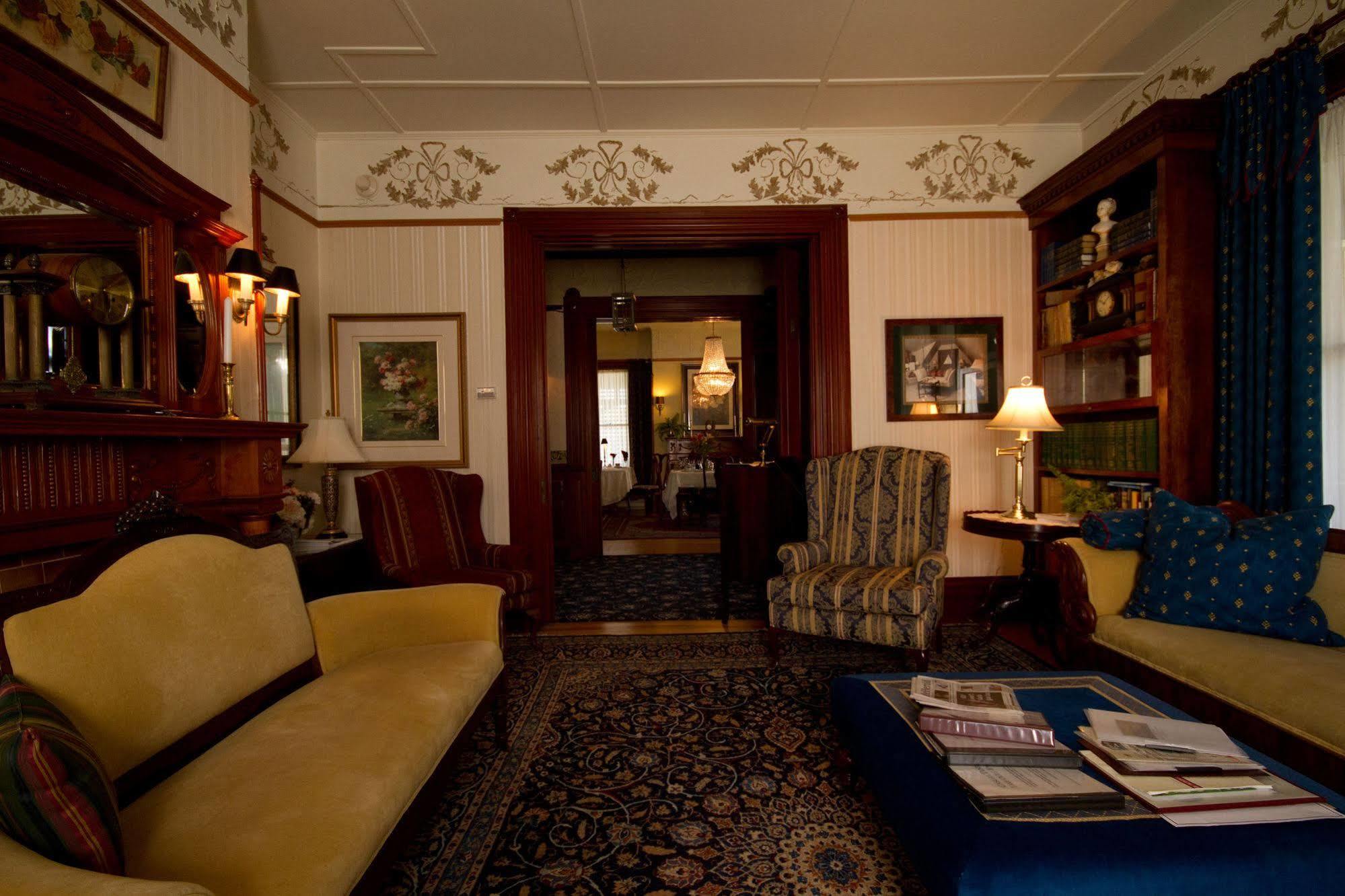 Victoria'S Historic Inn Wolfville Extérieur photo