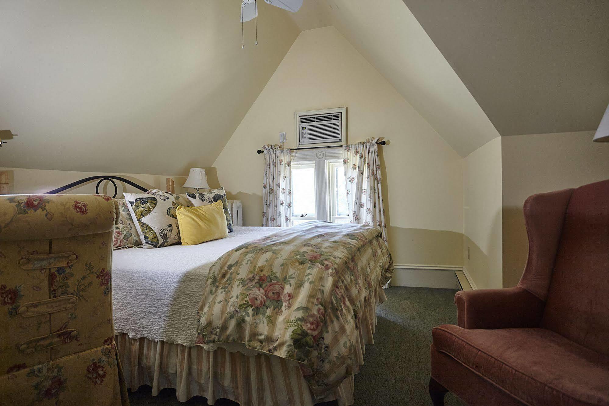 Victoria'S Historic Inn Wolfville Extérieur photo