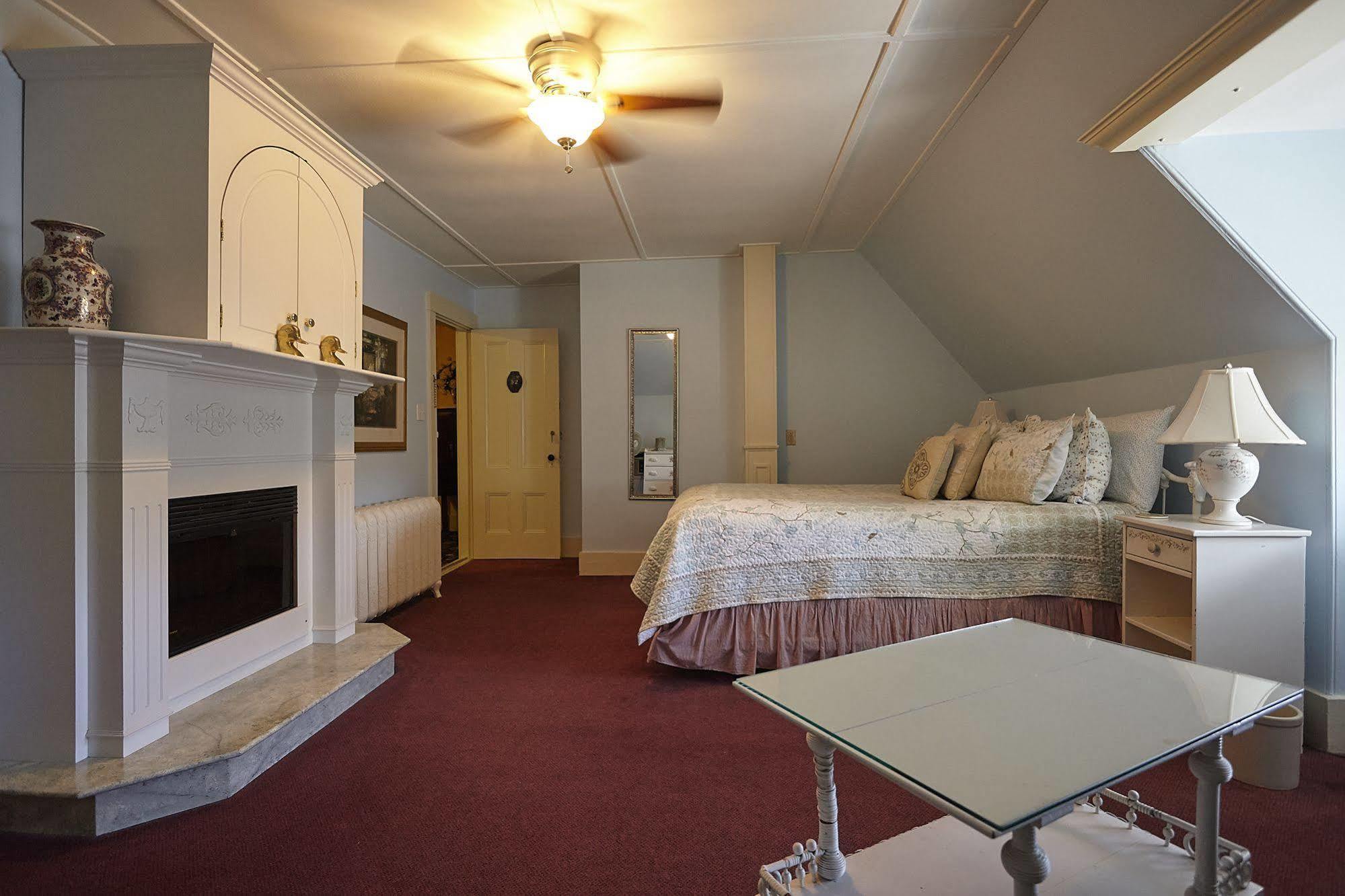 Victoria'S Historic Inn Wolfville Extérieur photo