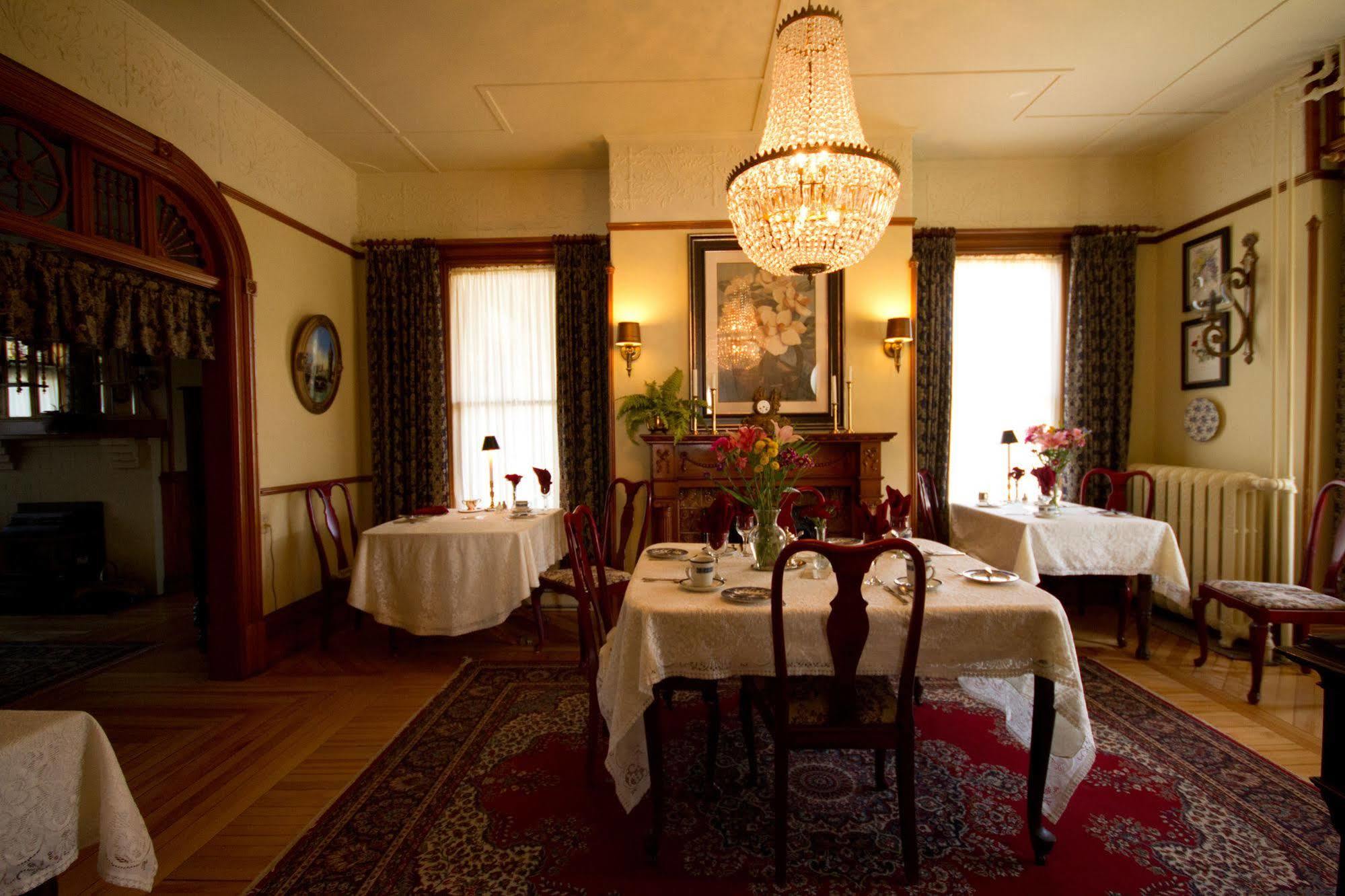 Victoria'S Historic Inn Wolfville Extérieur photo