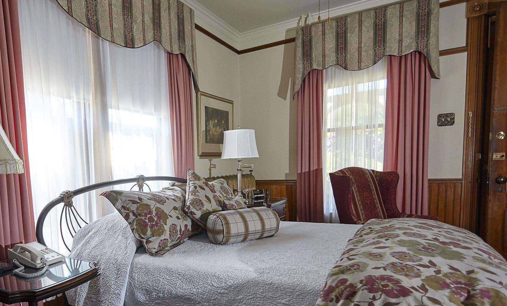 Victoria'S Historic Inn Wolfville Extérieur photo
